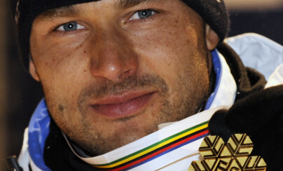 Estonia's Andrus Veerpalu displays his gold medal after the award ceremony for the men's cross country 15km classical interval race at the Nordic World Championships in Liberec February 20, 2009. REUTERS/Petr Josek (CZECH REPUBLIC)